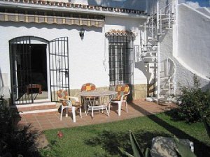 bespoke spanish lawn solutions. real grass lawns. lawn solutions spain. spanish lawn suppliers. spanish lawn providers. green lawns of spain. spanish dream lawns. spanish grass landscapes. green green grass of spain. lawn turf.